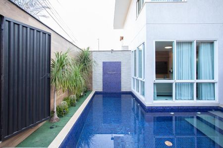 Casa de condomínio à venda com 380m², 4 quartos e 4 vagas Casa de condomínio à venda com 380m², 4 quartos e 4 vagasPiscina