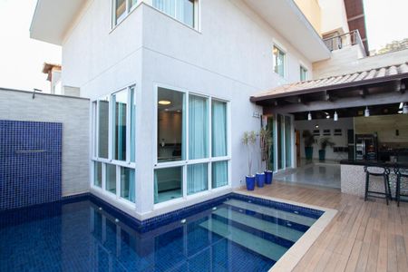 Casa de condomínio à venda com 380m², 4 quartos e 4 vagas Casa de condomínio à venda com 380m², 4 quartos e 4 vagasPiscina