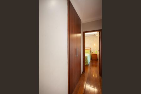 Casa de condomínio à venda com 380m², 4 quartos e 4 vagas Casa de condomínio à venda com 380m², 4 quartos e 4 vagasCorredor