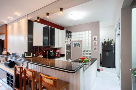 Casa de condomínio à venda com 380m², 4 quartos e 4 vagas Casa de condomínio à venda com 380m², 4 quartos e 4 vagasCozinha