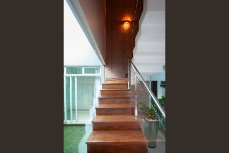 Casa de condomínio à venda com 380m², 4 quartos e 4 vagas Casa de condomínio à venda com 380m², 4 quartos e 4 vagasEscada