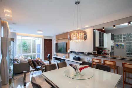 Casa de condomínio à venda com 380m², 4 quartos e 4 vagas Casa de condomínio à venda com 380m², 4 quartos e 4 vagasSala