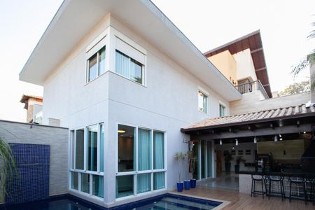 Casa de condomínio à venda com 380m², 4 quartos e 4 vagas Casa de condomínio à venda com 380m², 4 quartos e 4 vagasFachada