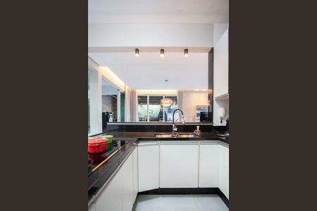 Casa de condomínio à venda com 380m², 4 quartos e 4 vagas Casa de condomínio à venda com 380m², 4 quartos e 4 vagasCozinha