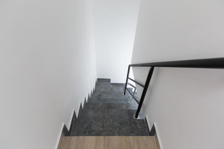 Apartamento à venda com 82m², 2 quartos e 1 vaga Apartamento à venda com 82m², 2 quartos e 1 vagaEscada