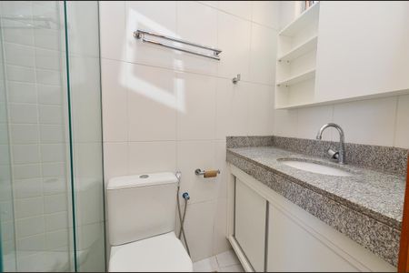 Apartamento à venda com 70m², 3 quartos e 2 vagas Apartamento à venda com 70m², 3 quartos e 2 vagasBanheiro da Suíte