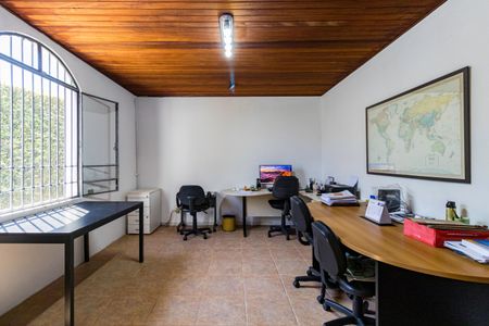 Casa à venda com 760m², 4 quartos e 6 vagas Casa à venda com 760m², 4 quartos e 6 vagasEscritório