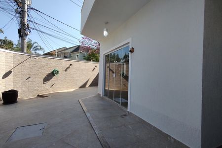 Casa de condomínio à venda com 180m², 3 quartos e 1 vaga Casa de condomínio à venda com 180m², 3 quartos e 1 vagaQuintal