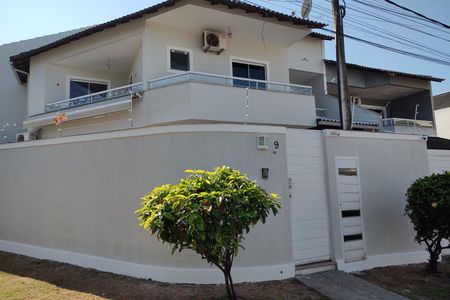 Casa de condomínio à venda com 180m², 3 quartos e 1 vaga Casa de condomínio à venda com 180m², 3 quartos e 1 vagaFachada
