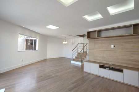 Casa de condomínio à venda com 180m², 3 quartos e 1 vaga Casa de condomínio à venda com 180m², 3 quartos e 1 vagaSala