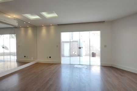 Casa de condomínio à venda com 180m², 3 quartos e 1 vaga Casa de condomínio à venda com 180m², 3 quartos e 1 vagaSala