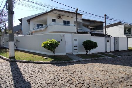Casa de condomínio à venda com 180m², 3 quartos e 1 vaga Casa de condomínio à venda com 180m², 3 quartos e 1 vagaFachada
