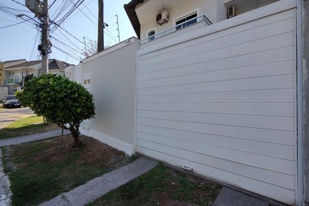 Casa de condomínio à venda com 180m², 3 quartos e 1 vaga Casa de condomínio à venda com 180m², 3 quartos e 1 vagaFachada