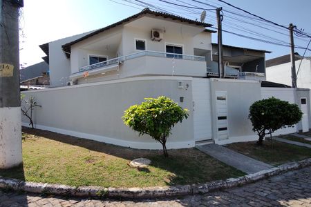 Casa de condomínio à venda com 180m², 3 quartos e 1 vaga Casa de condomínio à venda com 180m², 3 quartos e 1 vagaFachada