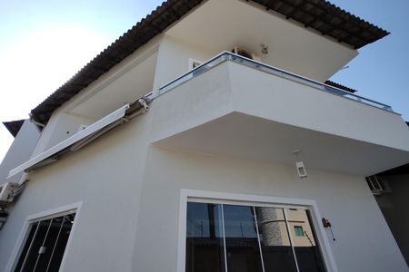 Casa de condomínio à venda com 180m², 3 quartos e 1 vaga Casa de condomínio à venda com 180m², 3 quartos e 1 vagaFachada