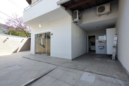 Casa de condomínio à venda com 180m², 3 quartos e 1 vaga Casa de condomínio à venda com 180m², 3 quartos e 1 vagaQuintal