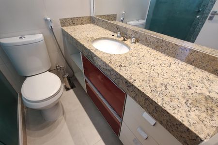 Casa de condomínio à venda com 180m², 3 quartos e 1 vaga Casa de condomínio à venda com 180m², 3 quartos e 1 vagaBanheiro da Suíte