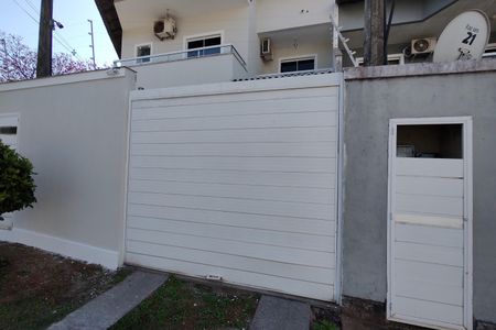 Casa de condomínio à venda com 180m², 3 quartos e 1 vaga Casa de condomínio à venda com 180m², 3 quartos e 1 vagaFachada