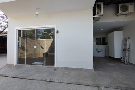 Casa de condomínio à venda com 180m², 3 quartos e 1 vaga Casa de condomínio à venda com 180m², 3 quartos e 1 vagaFachada