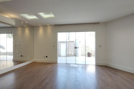 Casa de condomínio à venda com 180m², 3 quartos e 1 vaga Casa de condomínio à venda com 180m², 3 quartos e 1 vagaSala