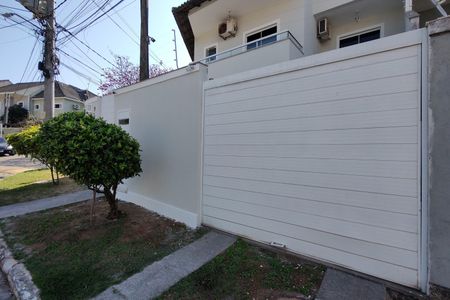 Casa de condomínio à venda com 180m², 3 quartos e 1 vaga Casa de condomínio à venda com 180m², 3 quartos e 1 vagaFachada