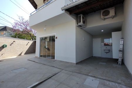 Casa de condomínio à venda com 180m², 3 quartos e 1 vaga Casa de condomínio à venda com 180m², 3 quartos e 1 vagaFachada