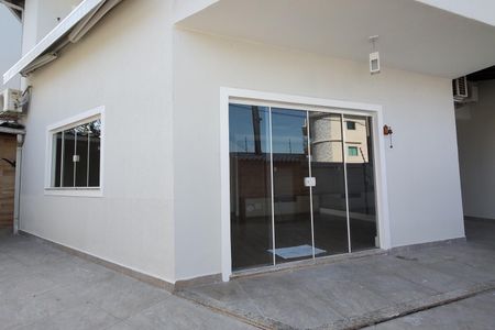 Casa de condomínio à venda com 180m², 3 quartos e 1 vaga Casa de condomínio à venda com 180m², 3 quartos e 1 vagaFachada