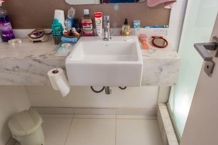 Apartamento à venda com 70m², 2 quartos e 2 vagas Apartamento à venda com 70m², 2 quartos e 2 vagasBanheiro da Suíte