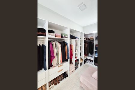 Casa à venda com 194m², 3 quartos e 2 vagasQuarto 1 - closet