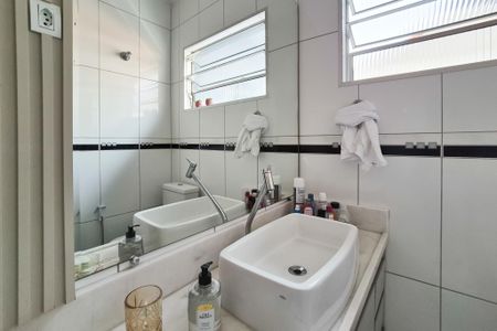 Casa à venda com 194m², 3 quartos e 2 vagasBanheiro Social 1