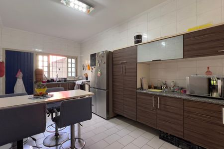 Casa à venda com 300m², 4 quartos e 3 vagas Casa à venda com 300m², 4 quartos e 3 vagasCozinha e Área de Serviço