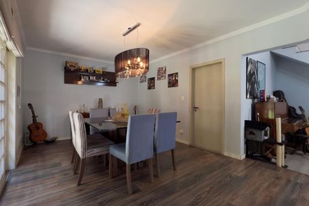 Casa à venda com 300m², 4 quartos e 3 vagas Casa à venda com 300m², 4 quartos e 3 vagasCopa