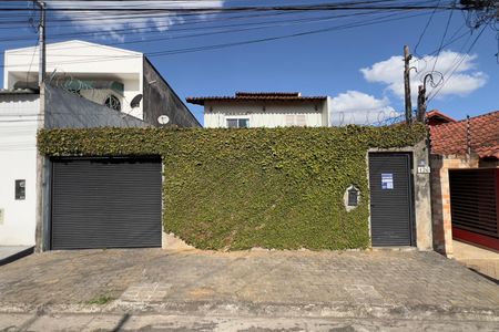 Casa à venda com 300m², 4 quartos e 3 vagas Casa à venda com 300m², 4 quartos e 3 vagasFachada