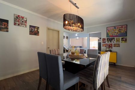 Casa à venda com 300m², 4 quartos e 3 vagas Casa à venda com 300m², 4 quartos e 3 vagasCopa