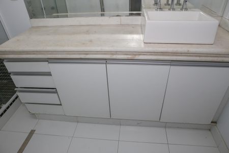 Apartamento à venda com 410m², 5 quartos e 4 vagas Apartamento à venda com 410m², 5 quartos e 4 vagasBanheiro da Suíte 1