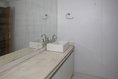 Apartamento à venda com 410m², 5 quartos e 4 vagas Apartamento à venda com 410m², 5 quartos e 4 vagasBanheiro da Suíte 1