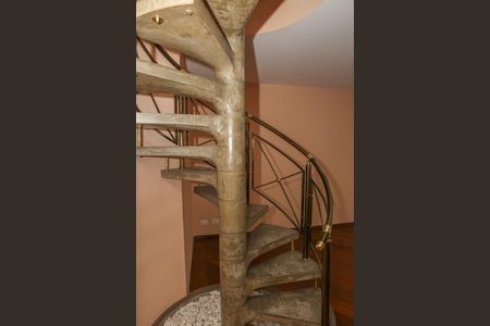 Apartamento à venda com 410m², 5 quartos e 4 vagas Apartamento à venda com 410m², 5 quartos e 4 vagasEscada