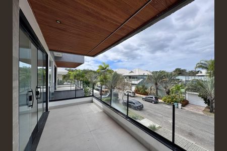 Casa de condomínio à venda com 660m², 5 quartos e 3 vagas Casa de condomínio à venda com 660m², 5 quartos e 3 vagasSuíte 3 - Varanda