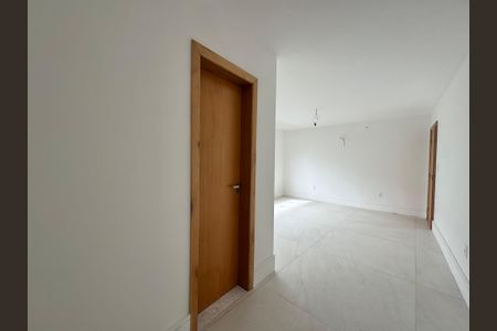 Casa de condomínio à venda com 660m², 5 quartos e 3 vagas Casa de condomínio à venda com 660m², 5 quartos e 3 vagasSuíte 4