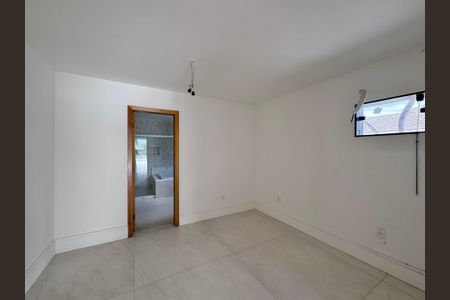 Casa de condomínio à venda com 660m², 5 quartos e 3 vagas Casa de condomínio à venda com 660m², 5 quartos e 3 vagasSuíte 1 Master - Closet