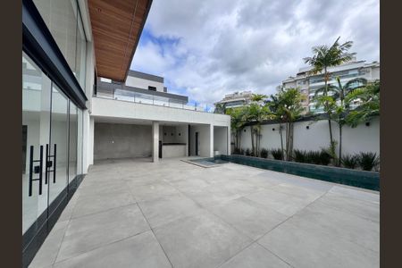 Casa de condomínio à venda com 660m², 5 quartos e 3 vagas Casa de condomínio à venda com 660m², 5 quartos e 3 vagasÁrea externa