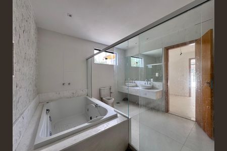 Casa de condomínio à venda com 660m², 5 quartos e 3 vagas Casa de condomínio à venda com 660m², 5 quartos e 3 vagasSuíte 1 Master - Banheiro