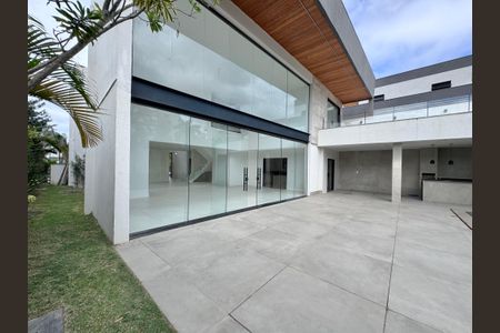 Casa de condomínio à venda com 660m², 5 quartos e 3 vagas Casa de condomínio à venda com 660m², 5 quartos e 3 vagasÁrea externa
