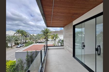 Casa de condomínio à venda com 660m², 5 quartos e 3 vagas Casa de condomínio à venda com 660m², 5 quartos e 3 vagasSuíte 4 - Varanda