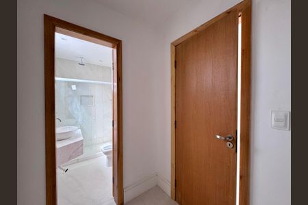 Casa de condomínio à venda com 660m², 5 quartos e 3 vagas Casa de condomínio à venda com 660m², 5 quartos e 3 vagasSuíte 2 - Closet