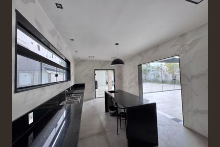 Casa de condomínio à venda com 660m², 5 quartos e 3 vagas Casa de condomínio à venda com 660m², 5 quartos e 3 vagasCozinha