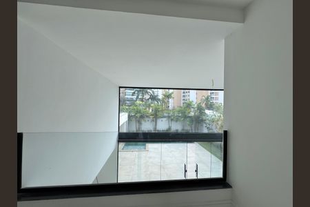 Casa de condomínio à venda com 660m², 5 quartos e 3 vagas Casa de condomínio à venda com 660m², 5 quartos e 3 vagasSala- Vista