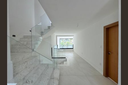 Casa de condomínio à venda com 660m², 5 quartos e 3 vagas Casa de condomínio à venda com 660m², 5 quartos e 3 vagasSala