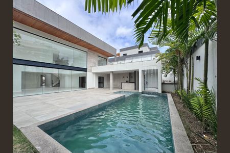 Casa de condomínio à venda com 660m², 5 quartos e 3 vagas Casa de condomínio à venda com 660m², 5 quartos e 3 vagasÁrea externa
