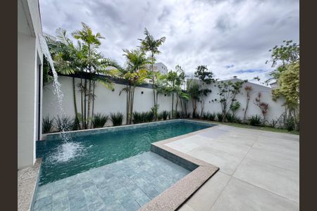 Casa de condomínio à venda com 660m², 5 quartos e 3 vagas Casa de condomínio à venda com 660m², 5 quartos e 3 vagasÁrea externa